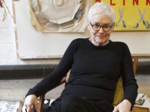 È morta Alison Knowles. Artista pioniera di Fluxus e dell’arte relazionale 