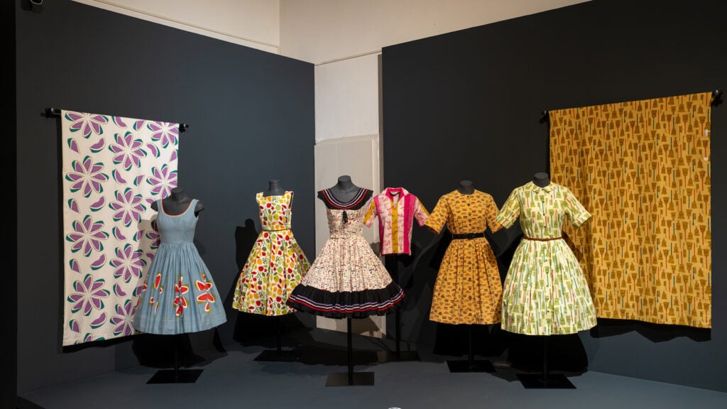 Warhol prima della Pop Art. Tessuti e abiti d’artista sono in mostra a Biella