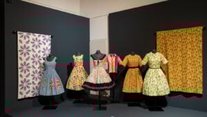 Warhol prima della Pop Art. Tessuti e abiti d’artista sono in mostra a Biella