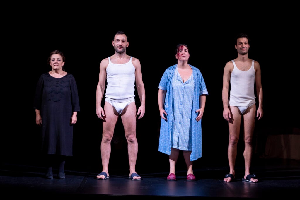 Angelo del Focolare di Emma Dante, foto di scena, da sx Leonarda Saffi, David Leone, Giuditta Perriera, Ivano Picciallo photo ®Masiar Pasquali