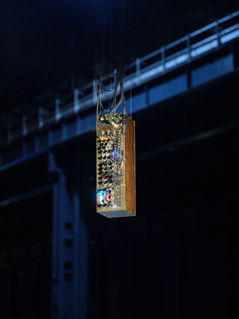 Soundwalk Collective Bleeding, 2025, Veduta dell’installazione, Pirelli HangarBicocca, Milano, 2025 Commissionata e prodotta da Pirelli HangarBicocca © Nan Goldin, Courtesy gli artisti e Pirelli HangarBicocca, Milano, Foto Agostino Osio