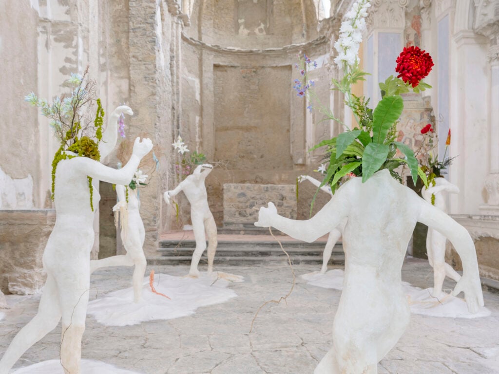 Bianca Bondi, Graces for Gerosa, 2025, Veduta dell'installazione, Chiesa di Santa Maria in Montanis, Gerosa (Val Brembilla, Bergamo), Courtesy GAMeC - Galleria d'Arte Moderna e Contemporanea di Bergamo, Foto: Nicola Gnesi Studio