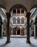 A Firenze nel cortile di Palazzo Strozzi la gigantesca installazione di KAWS ambisce a dialogare col Beato Angelico