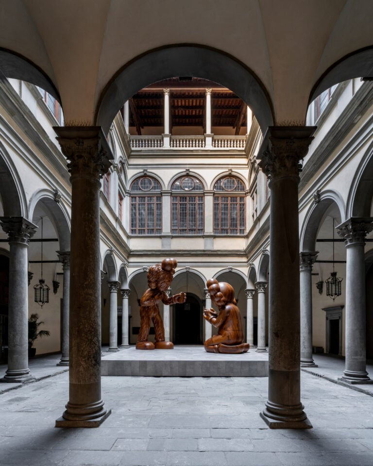 A Firenze nel cortile di Palazzo Strozzi la gigantesca installazione di KAWS ambisce a dialogare col Beato Angelico