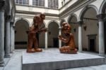 A Firenze nel cortile di Palazzo Strozzi la gigantesca installazione di KAWS ambisce a dialogare col Beato Angelico