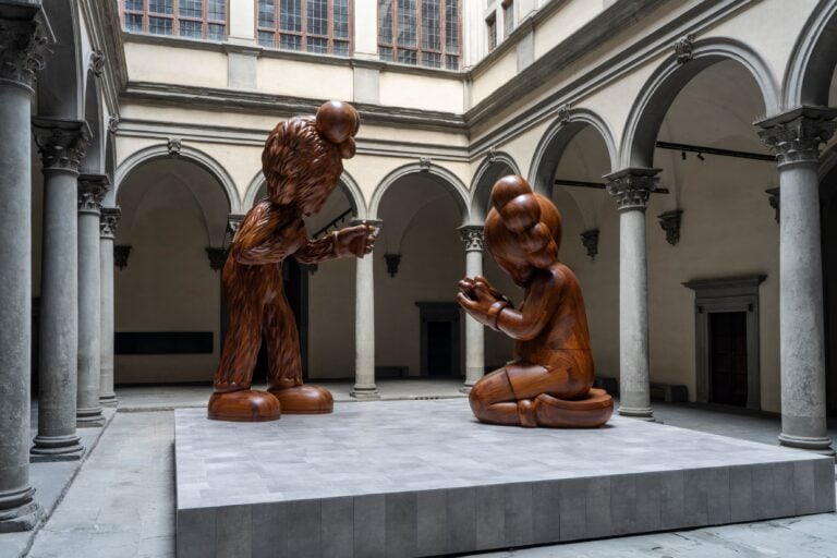A Firenze nel cortile di Palazzo Strozzi la gigantesca installazione di KAWS ambisce a dialogare col Beato Angelico