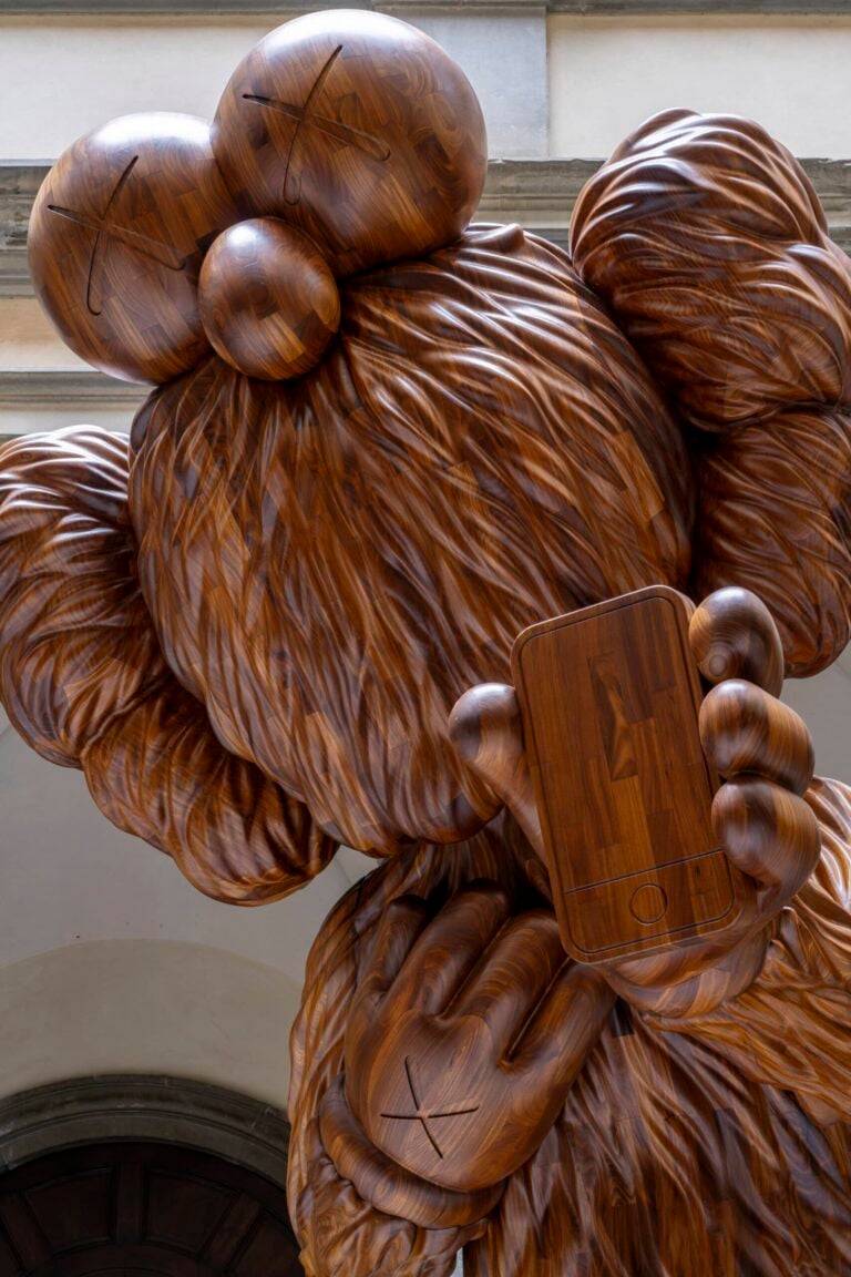 A Firenze nel cortile di Palazzo Strozzi la gigantesca installazione di KAWS ambisce a dialogare col Beato Angelico