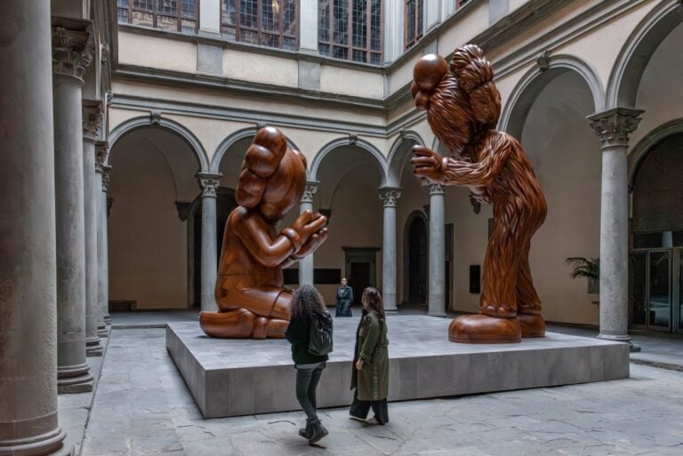 A Firenze nel cortile di Palazzo Strozzi la gigantesca installazione di KAWS ambisce a dialogare col Beato Angelico