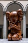 A Firenze nel cortile di Palazzo Strozzi la gigantesca installazione di KAWS ambisce a dialogare col Beato Angelico