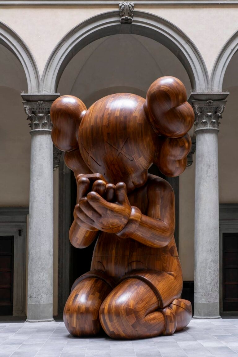 A Firenze nel cortile di Palazzo Strozzi la gigantesca installazione di KAWS ambisce a dialogare col Beato Angelico