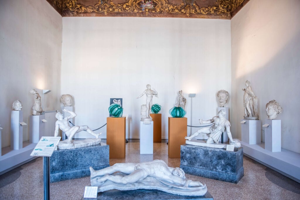 Tra vetro e marmo. Al Museo Archeologico di Venezia una mostra intreccia antico e contemporaneo 