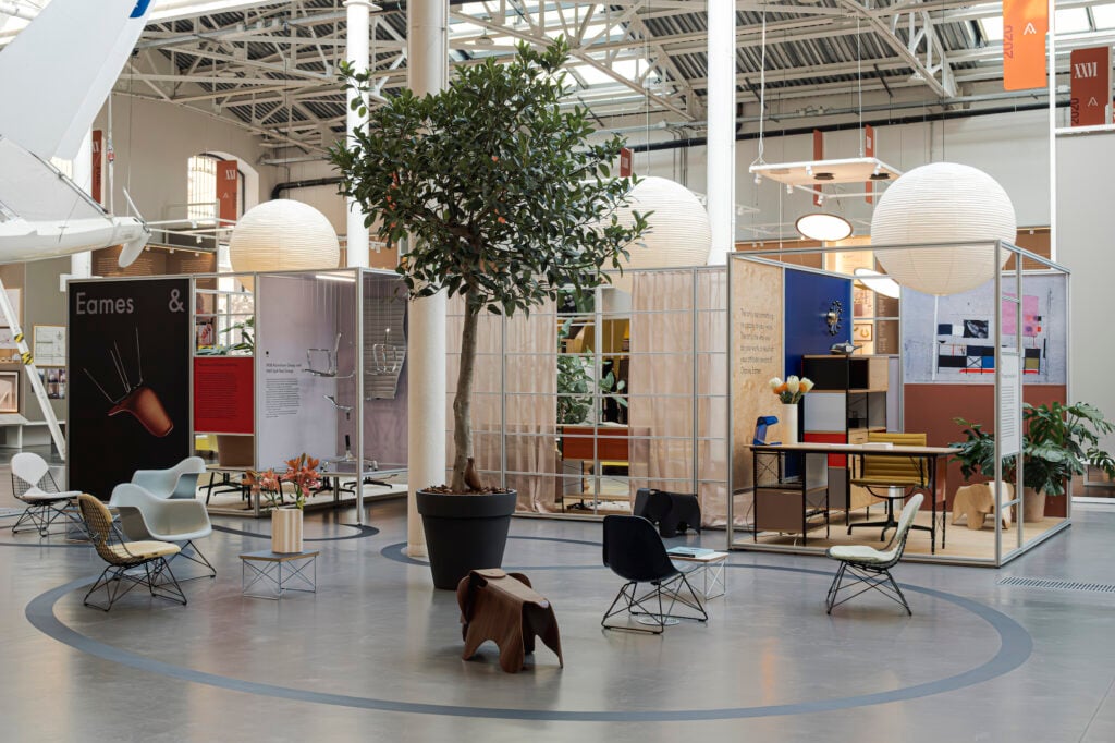 L’ADI Design Museum ha di recente dedicato un’installazione dal titolo Eames: Forever Modern alla Eames House, la leggendaria villa di Charles e Ray nel quartiere losangelino di Pacific Palisades. Courtesy of ADI Design Museum, Photo Denise Manzi