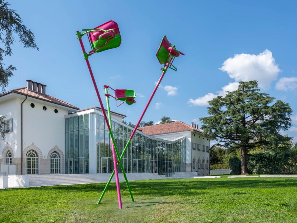 Abraham Cruzvillegas, An unstable and precarious self-portrait munching some traditional Fritos, sipping a couple of caballitos of Casa Dragones, after a busy journey with some dear friends, listening at the same time to the ‘Clair de lune’, performed by Menahem Pressler, and ‘Folie à Deux’, by Stefani Joanne Angelina Germanotta, 2025 Veduta dell'installazione, Fondazione Dalmine (Dalmine, Bergamo) Courtesy GAMeC - Galleria d'Arte Moderna e Contemporanea di Bergamo. Ph: Nicola Gnesi Studio