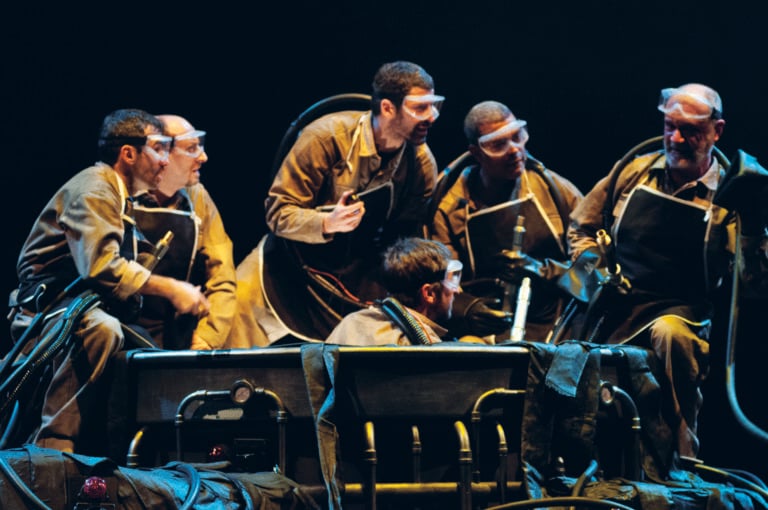 Spettacolo teatrale “Settimo. La fabbrica e il lavoro” regia di Serena Sinigaglia in scena al Piccolo Teatro di Milano, 2012, foto Serena Serrani, Piccolo Teatro di Milano – Teatro d’Europa, courtesy Fondazione Pirelli