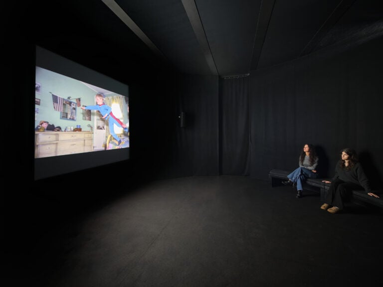 Nan Goldin Fire Leap, 2010-2022, Veduta dell’installazione, Pirelli HangarBicocca, Milano, 2025, © Nan Goldin Courtesy l’artista, Gagosian, e Pirelli HangarBicocca, Milano Foto Agostino Osio