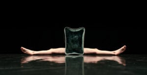 Il nuovo spettacolo della compagnia Abbondanza-Bertoni è una vivisezione del corpo femminile