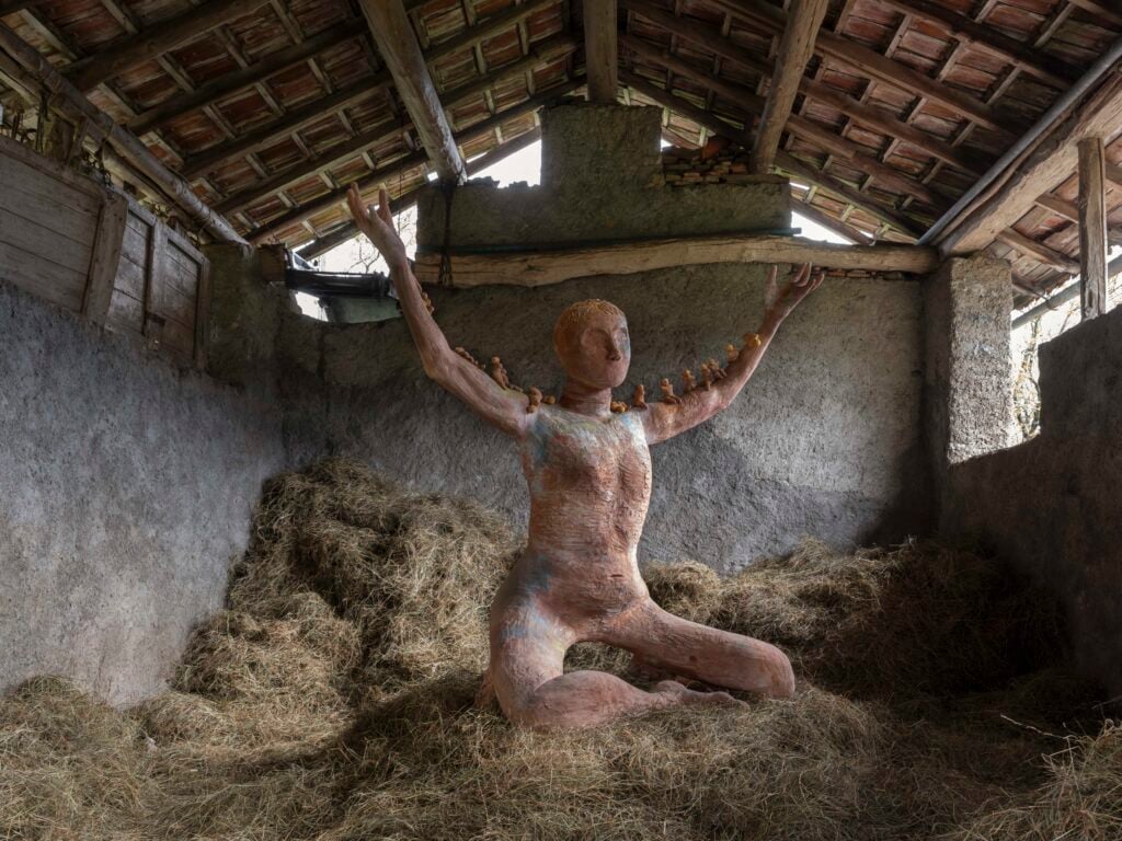 Gaia Fugazza, Mother of Millions, 2025, Veduta dell'installazione, Stalla Gherba, Sottochiesa (Bergamo) Courtesy GAMeC - Galleria d'Arte Moderna e Contemporanea di Bergamo, Foto: Nicola Gnesi Studio