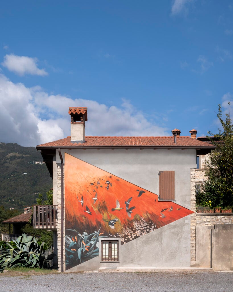 Agnese Galiotto, La montagna non esiste, 2025, Affresco Almenno San Bartolomeo (Bergamo), Courtesy GAMeC - Galleria d'Arte Moderna e Contemporanea di Bergamo Foto: Nicola Gnesi Studio