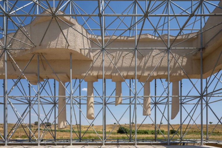 gijs van vaerenberghrovina inversasiris c roberto conte 1 In Basilicata l'arte contemporanea si affianca all'archeologia nel Parco di Herakleia di Policoro