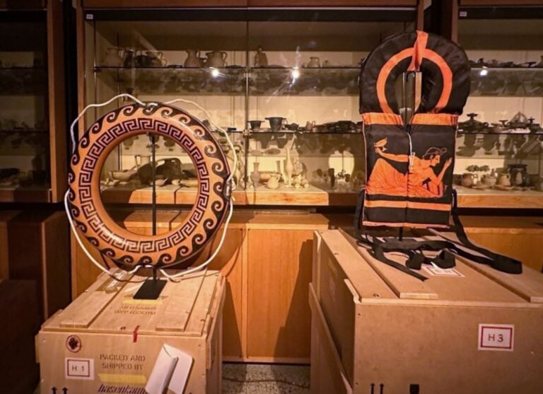 Gli oggetti di scena di Simone Valsecchi allestiti nei depositi del Museo Griffo