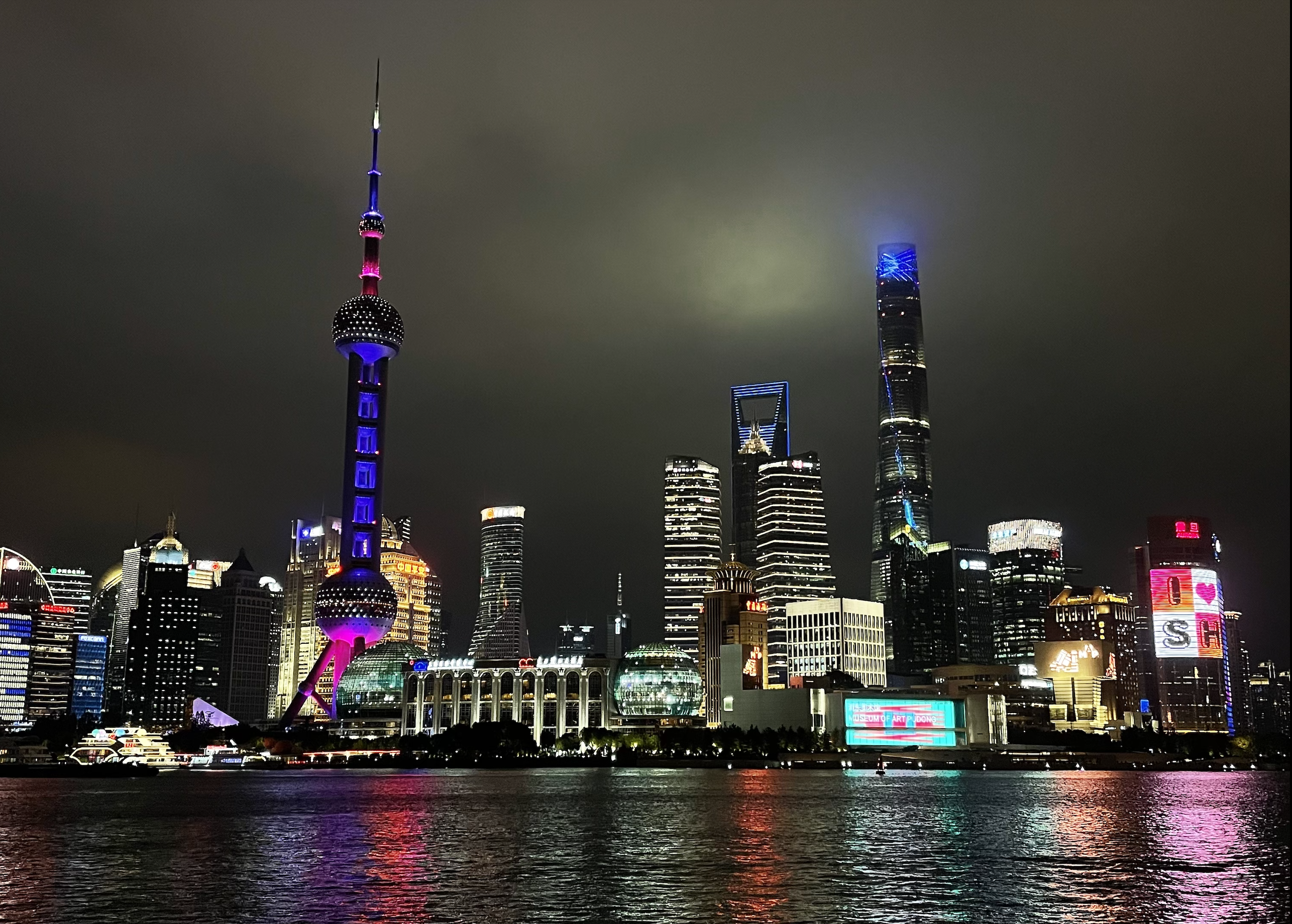 https://www.artribune.com/wp-content/uploads/2025/11/il-quartiere-di-pudong-a-shanghai-veduta-dal-bund-photo-alberto-villa.png