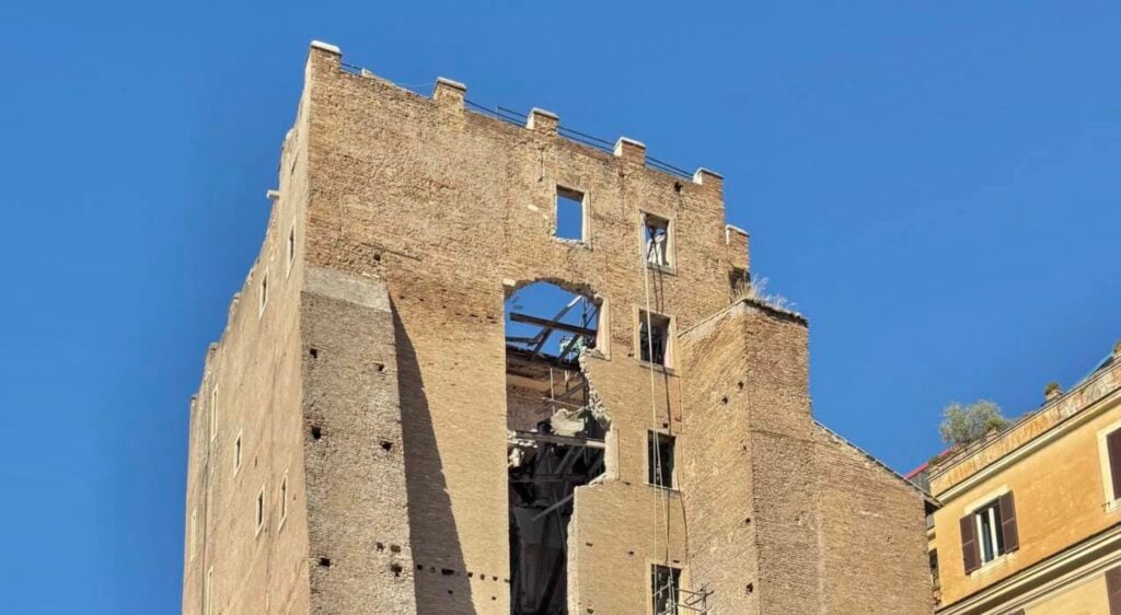 Dopo i crolli la Torre dei Conti di Roma va demolita e sostituita da una nuova torre contemporanea