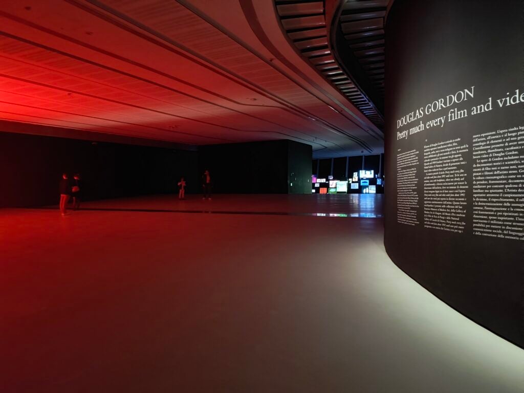 Memoria, reinvenzione e caos: tutte le possibilità delle immagini di Douglas Gordon al MAXXI 