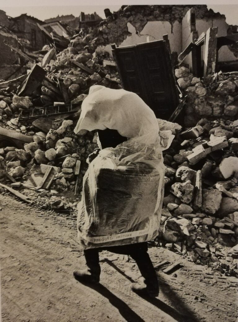 Luciano D'Alessandro,, Senzatetto del terremoto in Irpinia, Sant'Angelo dei Lombardi, 1980 (tratto da L. D'Alessandro, Esistenze, Roma 2006)