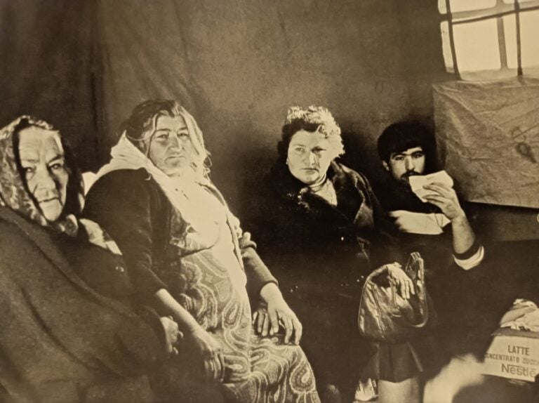 Luciano D'Alessandro Senzatetto del terremoto in Irpinia, Sant'Angelo dei Lombardi, 1980 (tratto da L. D'Alessandro, Esistenze, Roma 2006)