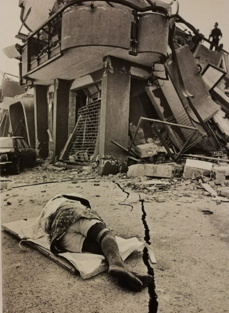 Luciano D'Alessandro, Terremoto in Irpinia, costruzione antisimica, Sant'0angelo dei Lombardi, 1980. (Tratto da L. D'Alessandrto, Esistenze, Roma 2006)