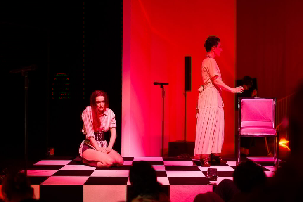 Se si ha l'amore in corpo, non serve giocare a flipper. Phoebe Zeitgeist, 2025