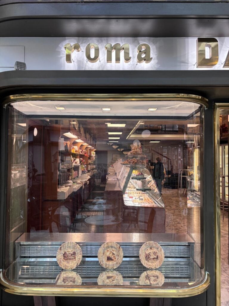 L'allestimento della mostra The Pastry Show negli spazi della Pasticceria Dagnino a Roma