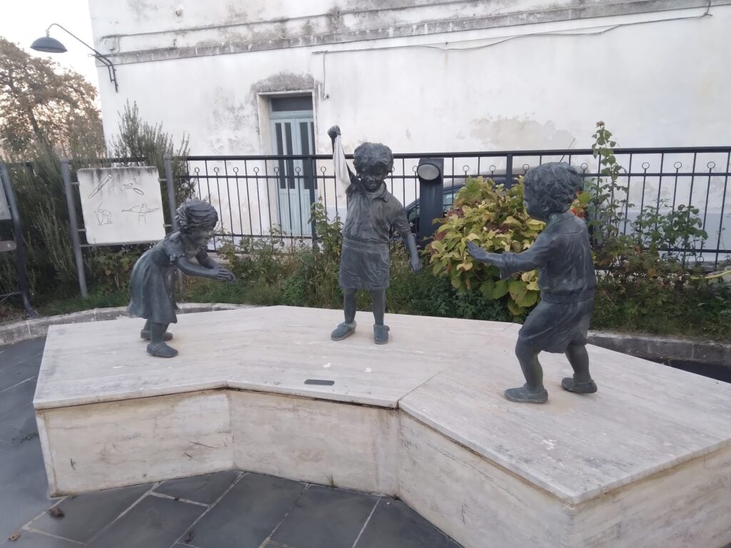 Le statue dei bambini che giocano a rubabandiera, Casalciprano