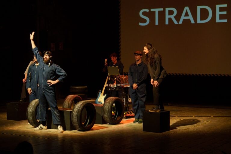 Lo spettacolo teatrale “L’umana impresa. La fabbrica degli attori”, il progetto di formazione teatrale a cura dell’Associazione Pier Lombardo in collaborazione con Fondazione Pirelli, 2022, courtesy Fondazione Pirelli