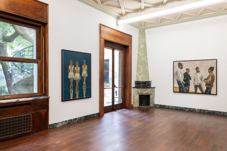 massimodecarloludovic nkoth202509 010 La pittura di Ludovic Nkoth, tra corpo e attualità. La mostra a Milano