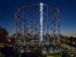 La gigantesca installazione al neon dell’artista Maurizio Nannucci campeggia sul Gazometro di Roma