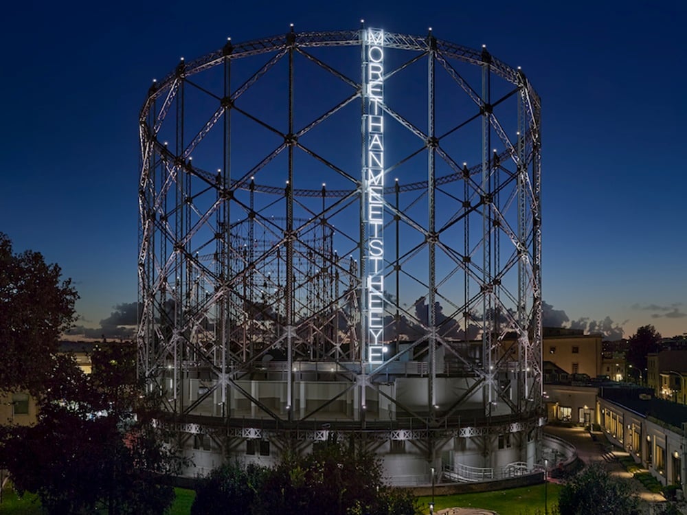 La gigantesca installazione al neon dell’artista Maurizio Nannucci campeggia sul Gazometro di Roma