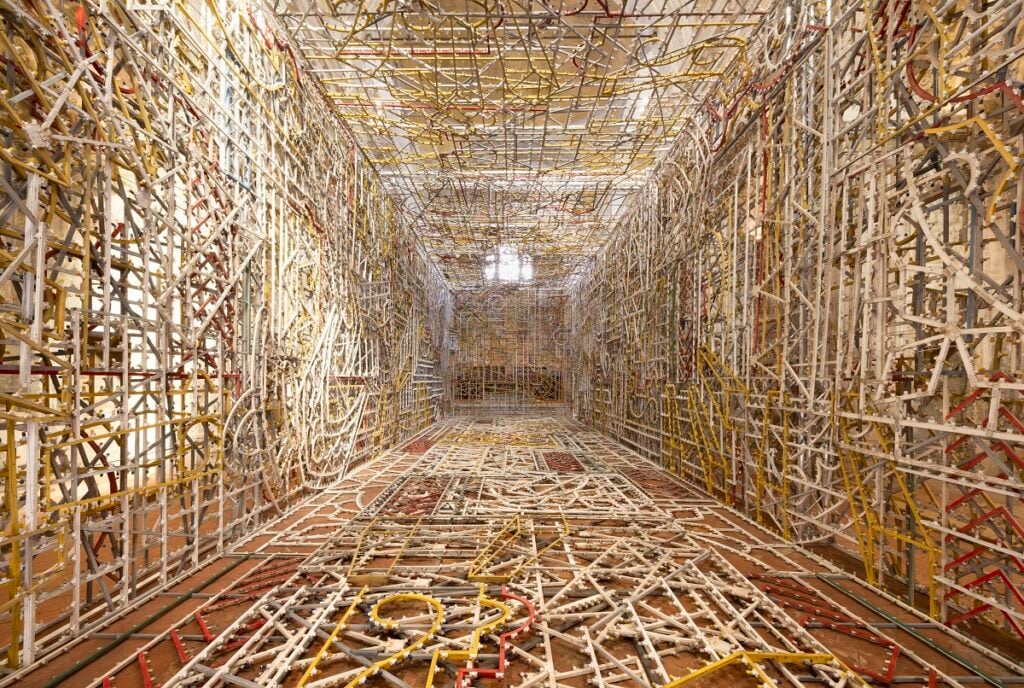 La Chiesa di San Carlo a Cremona si è trasformata in un groviglio di luminarie. Spente