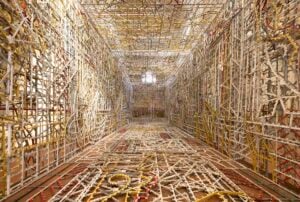 La Chiesa di San Carlo a Cremona si è trasformata in un groviglio di luminarie. Spente