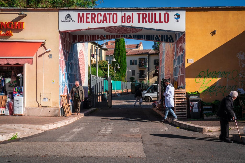 A Roma i banchi di un mercato rionale di periferia si trasformano in atelier d’arte