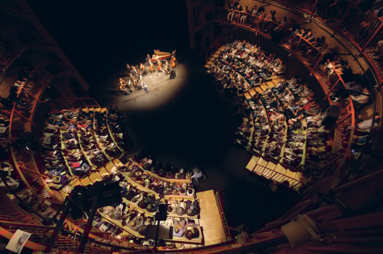 L’esecuzione dell’Orchestra della Camera Italiana del brano “Il Canto della Fabbrica” dall’Orchestra nel Polo Industriale Pirelli di Settimo Torinese, al Piccolo Teatro Studio Melato, 2017, foto Ippistudio, courtesy Fondazione Pirelli