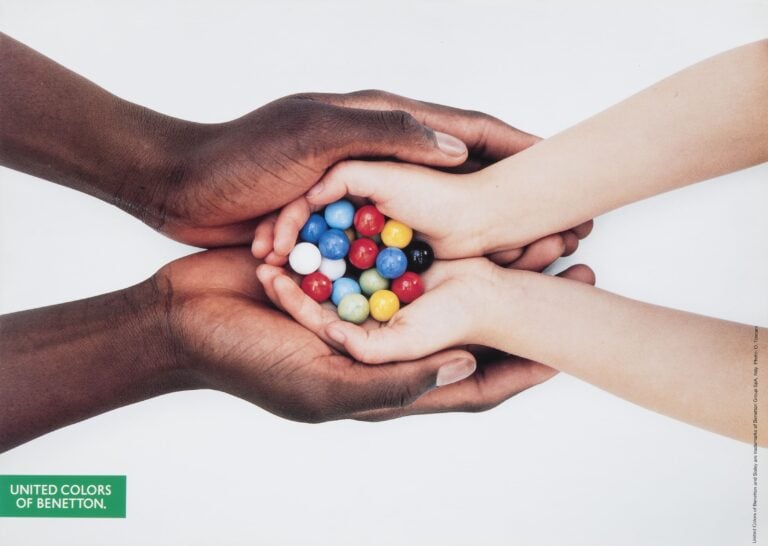 Oliviero Toscani, United Colors of Benetton, collezione autunnoinverno 19901991. Courtesy Milano Manifesti © OLIVIEROTOSCANISTUDIO