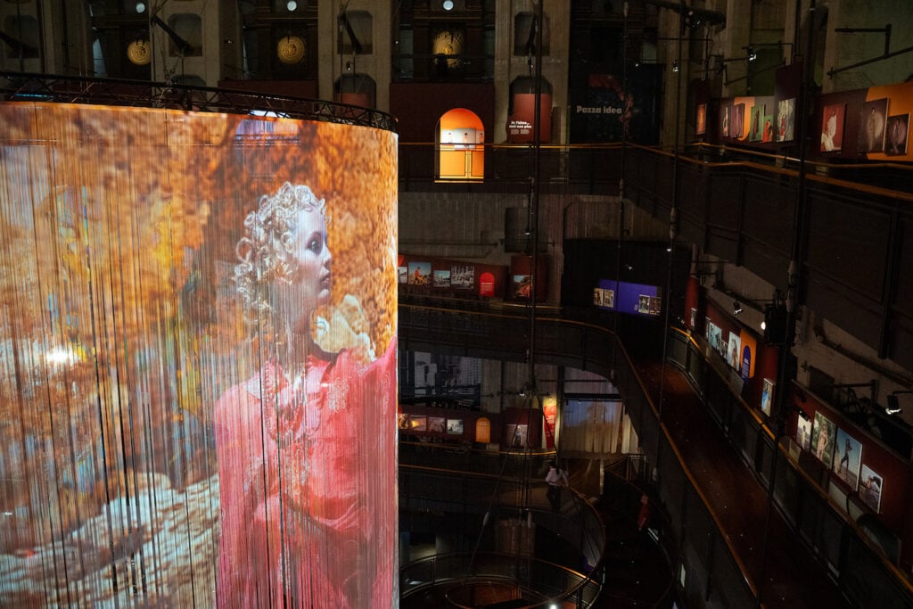 Pazza idea, Angelo Frontoni. Installation view alla Mole Antonelliana di Torino, 2025