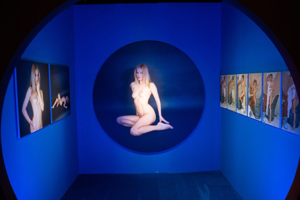 Pazza idea, Angelo Frontoni. Installation view alla Mole Antonelliana di Torino, 2025