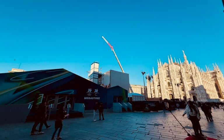 Piazza Duomo trasformata in baraccopoli per lo Olimpiadi Milano Cortina 2026