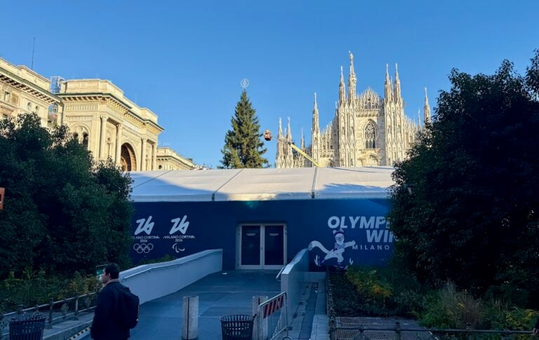 Piazza Duomo trasformata in baraccopoli per lo Olimpiadi Milano Cortina 2026