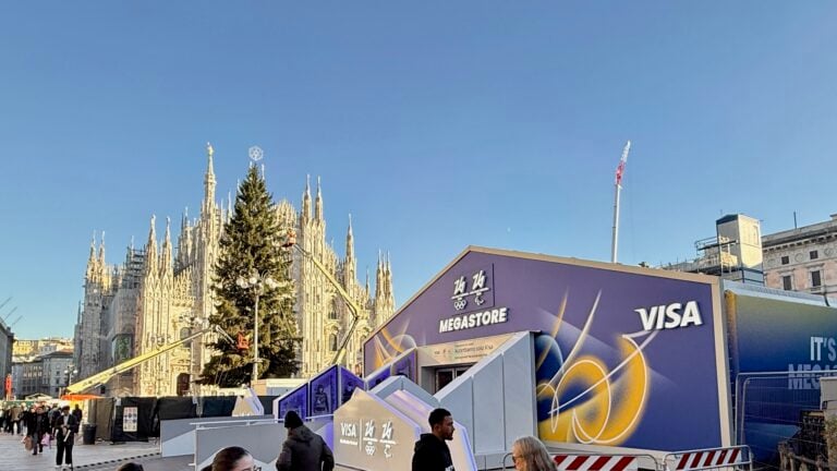 Piazza Duomo trasformata in baraccopoli per lo Olimpiadi Milano Cortina 2026