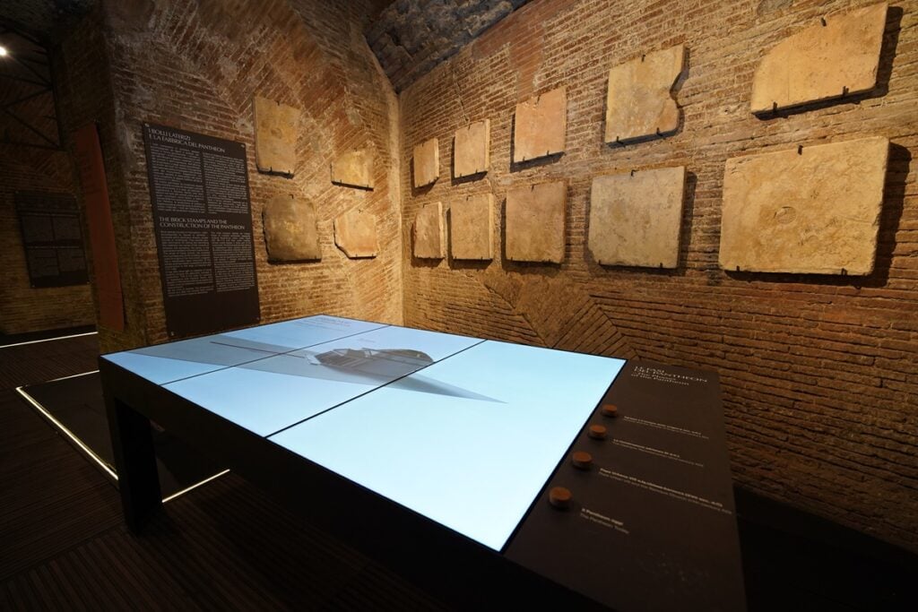 Sala dedicata al Pantheon di epoca imperiale romana con una esposizione di bolli laterizi