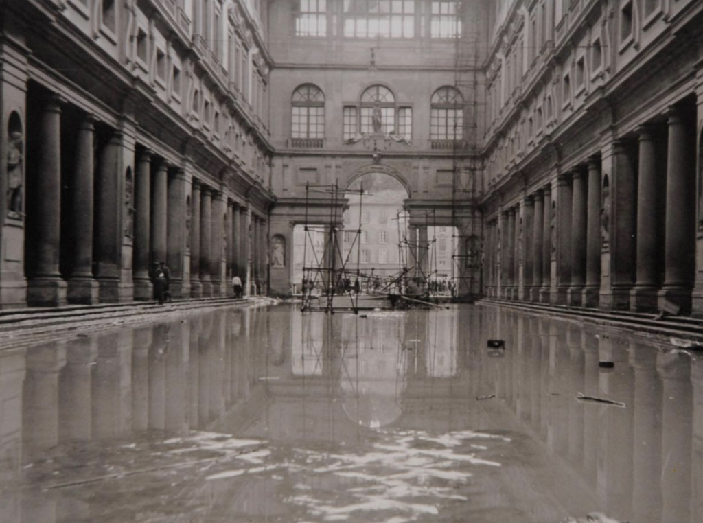 schermata 2025 11 03 alle 170946 L’artista irlandese che trasforma in opere d’arte e arredo frammenti dell’alluvione di Firenze del ’66