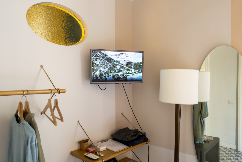 A Napoli torna per il secondo anno la mostra da scovare nelle stanze di un albergo